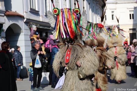 Kamnik so obiskali koranti iz Zamušanov pri Ptuju in v mestno jedro privabili nepregledno množico, željno ogleda tradicionalne pustne šege (27)